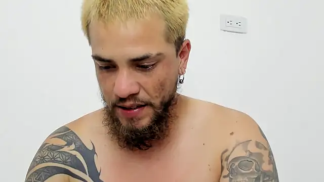Snapshot of Beard_xox chatting on 06-13-26, 11:02 Beard xox online show from 06-13-26, 11:02