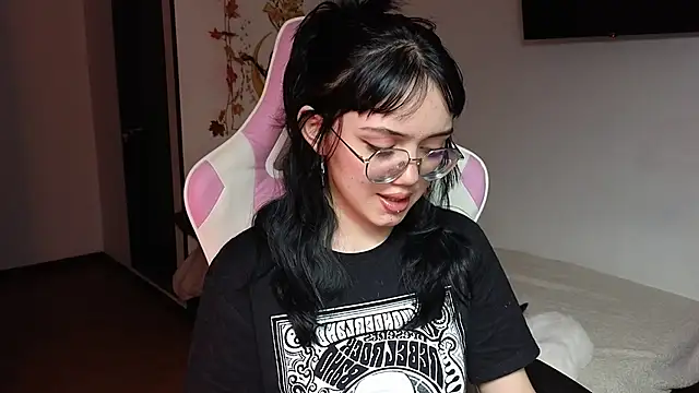 Snapshot of suzumi__ chatting on 12-14-24, 04:42 suzumi   online show from 12-14-24, 04:42