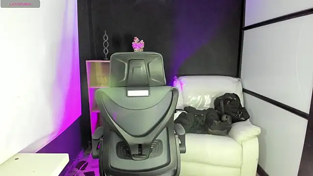 Snapshot of TifanyWhite_ chatting on 03-19-25, 08:32 TifanyWhite online show from 03-19-25, 08:32