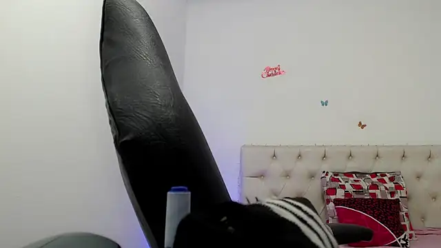 Snapshot of victoria_jones chatting on 04-30-26, 01:17 victoria jones online show from 04-30-26, 01:17
