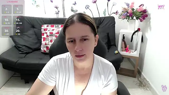 Snapshot of victoria_jones chatting on 05-02-26, 01:38 victoria jones online show from 05-02-26, 01:38