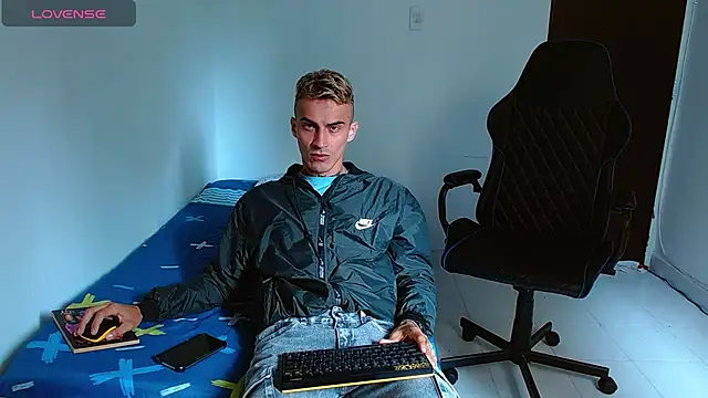 Snapshot of bray_hotboy777 chatting on 10-11-25, 03:32 bray hotboy777 online show from 10-11-25, 03:32