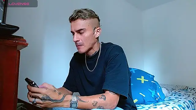 Snapshot of bray_hotboy777 chatting on 10-25-25, 03:40 bray hotboy777 online show from 10-25-25, 03:40