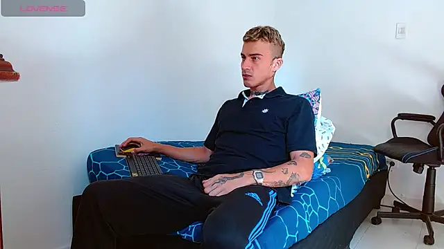 Snapshot of bray_hotboy777 chatting on 10-31-25, 01:45 bray hotboy777 online show from 10-31-25, 01:45