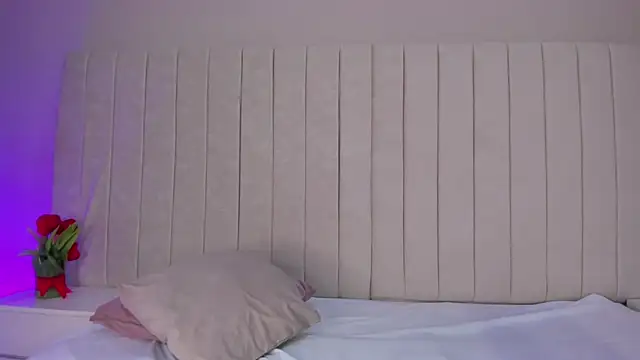 Littleolivia  online show from 01-22-25, 04:02