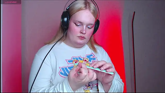 Snapshot of rozzhaos8 chatting on 10-28-25, 08:11 rozzhaos8 online show from 10-28-25, 08:11