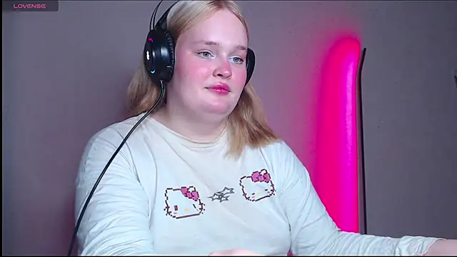 Snapshot of rozzhaos8 chatting on 10-31-25, 05:25 rozzhaos8 online show from 10-31-25, 05:25