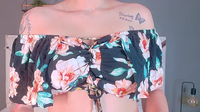 Snapshot of AmbarHills_1 chatting on 12-20-25, 11:39 AmbarHills 1 online show from 12-20-25, 11:39