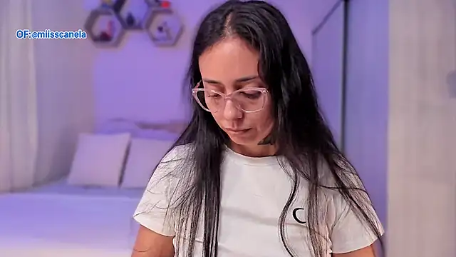 Snapshot of Aleja24Evans chatting on 10-21-25, 12:55 Aleja24Evans online show from 10-21-25, 12:55