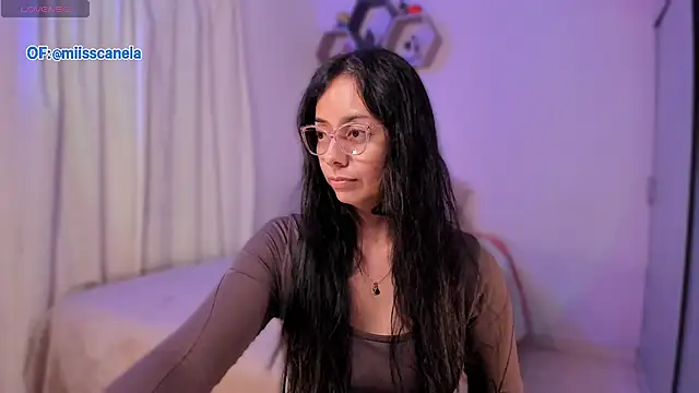 Snapshot of Aleja24Evans chatting on 10-27-25, 12:04 Aleja24Evans online show from 10-27-25, 12:04