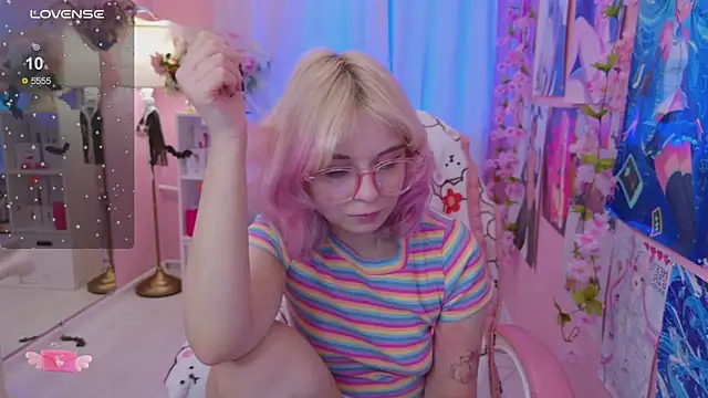 Snapshot of Coconut_Mia chatting on 10-22-25, 04:18 Coconut Mia online show from 10-22-25, 04:18