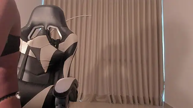 Snapshot of SavannahWildee chatting on 10-04-25, 11:19 SavannahWildee online show from 10-04-25, 11:19