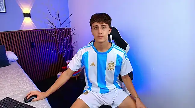 Snapshot of JoseloEvans chatting on 01-01-25, 11:18 JoseloEvans online show from 01-01-25, 11:18