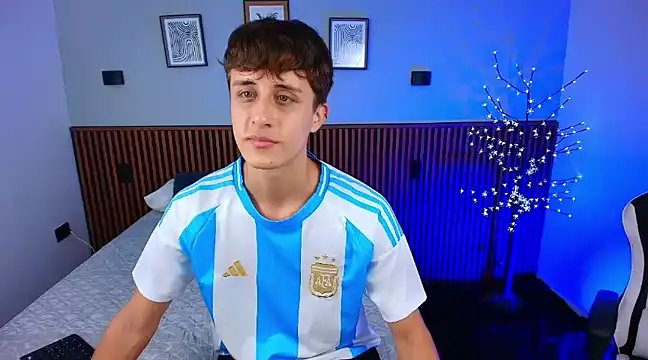 Snapshot of JoseloEvans chatting on 01-11-25, 10:18 JoseloEvans online show from 01-11-25, 10:18