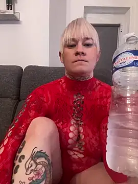 Snapshot of poussichienne chatting on 12-15-24, 01:32 poussichienne online show from 12-15-24, 01:32