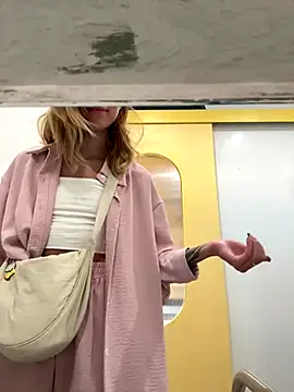 Snapshot of enjoy_my_beauty chatting on 12-04-24, 04:32 enjoy my beauty online show from 12-04-24, 04:32