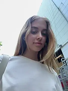 Snapshot of enjoy_my_beauty chatting on 01-10-25, 04:54 enjoy my beauty online show from 01-10-25, 04:54