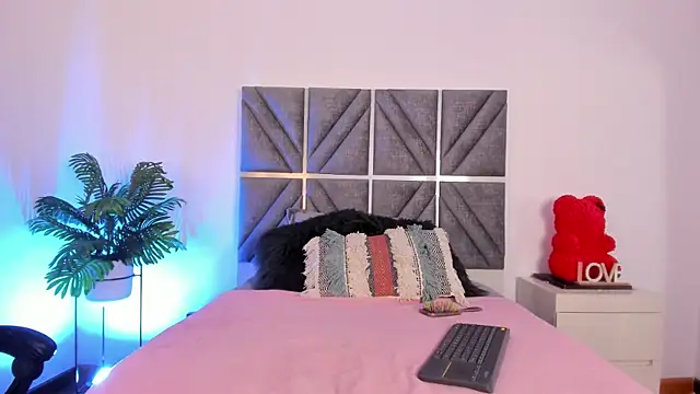 Laura Dicardy online show from 09-22-25, 07:27