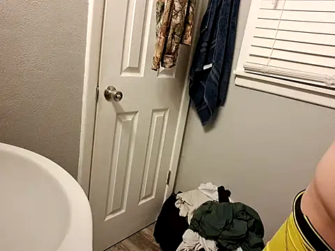 Snapshot of bigdickdaddy2184 chatting on 12-13-24, 04:22 bigdickdaddy2184 online show from 12-13-24, 04:22