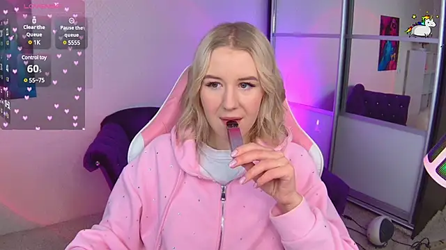 Snapshot of Selenatrend chatting on 12-15-24, 06:40 Selenatrend online show from 12-15-24, 06:40