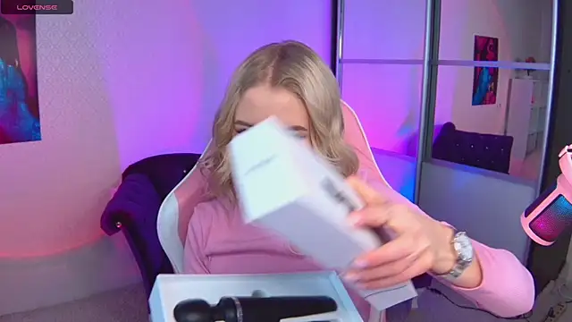 Snapshot of Selenatrend chatting on 12-18-24, 12:18 Selenatrend online show from 12-18-24, 12:18