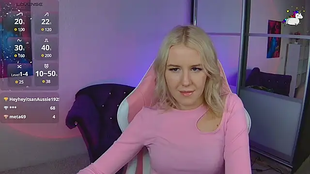 Snapshot of Selenatrend chatting on 01-08-25, 04:11 Selenatrend online show from 01-08-25, 04:11