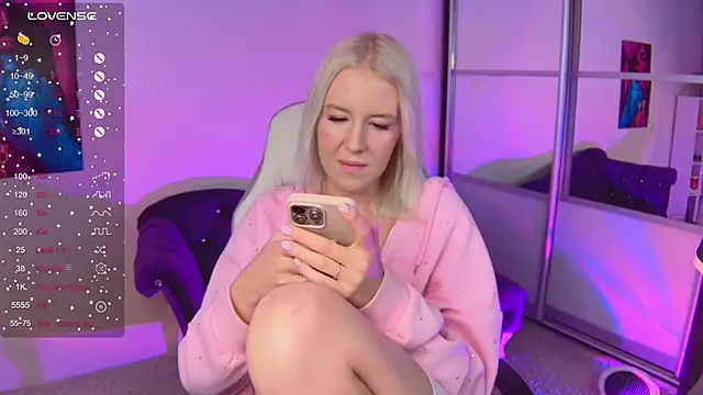 Snapshot of Selenatrend chatting on 09-19-25, 01:45 Selenatrend online show from 09-19-25, 01:45