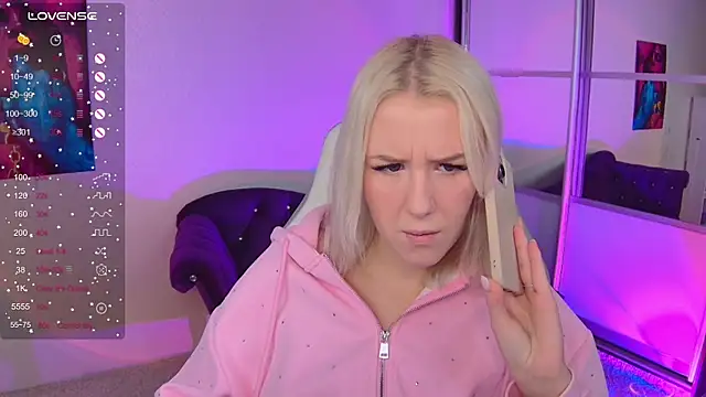 Snapshot of Selenatrend chatting on 10-19-25, 06:25 Selenatrend online show from 10-19-25, 06:25