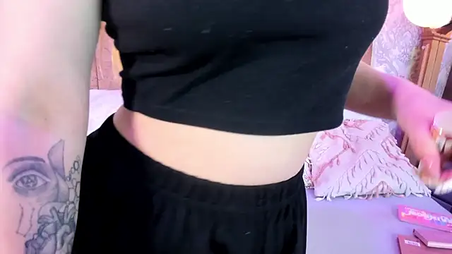 Snapshot of tiffany_becker chatting on 11-21-25, 12:04 tiffany becker online show from 11-21-25, 12:04