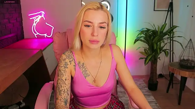 Crystal Barbie online show from 03-18-25, 04:37