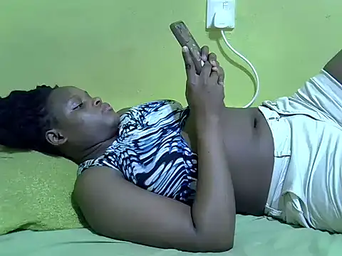 Snapshot of queendebbie chatting on 01-06-26, 10:30 queendebbie online show from 01-06-26, 10:30