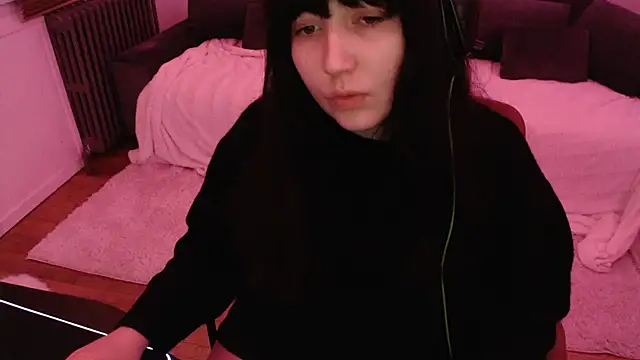 Lynylou online show from 12-25-24, 03:18