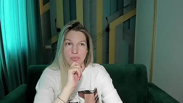 EmilyWalkeri online show from 06-05-26, 06:52