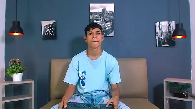 Snapshot of Levis_Montes chatting on 12-16-24, 12:49 Levis Montes online show from 12-16-24, 12:49