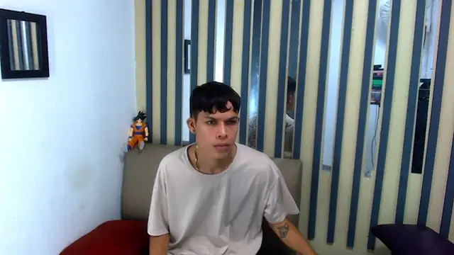 Snapshot of Levis_Montes chatting on 12-18-24, 12:51 Levis Montes online show from 12-18-24, 12:51