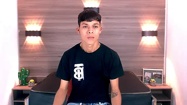 Snapshot of Levis_Montes chatting on 12-19-24, 12:34 Levis Montes online show from 12-19-24, 12:34