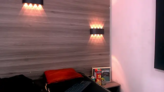 Snapshot of Levis_Montes chatting on 12-19-24, 06:45 Levis Montes online show from 12-19-24, 06:45