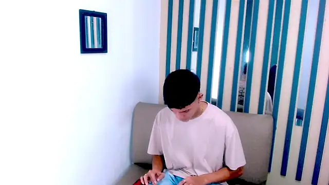 Snapshot of Levis_Montes chatting on 12-23-24, 01:03 Levis Montes online show from 12-23-24, 01:03