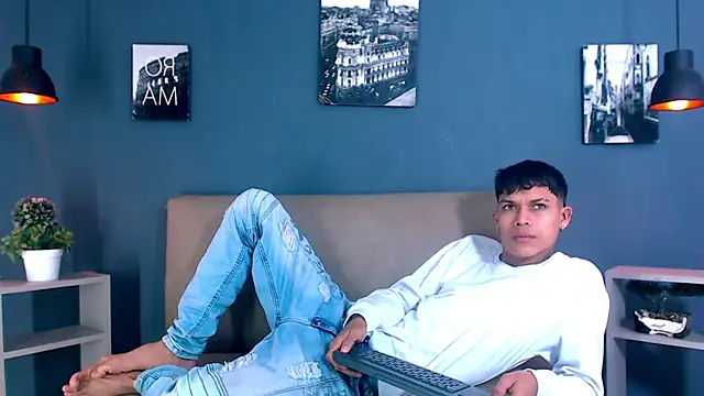 Snapshot of Levis_Montes chatting on 12-24-24, 01:39 Levis Montes online show from 12-24-24, 01:39