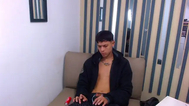 Snapshot of Levis_Montes chatting on 12-27-24, 03:04 Levis Montes online show from 12-27-24, 03:04