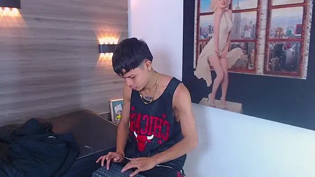 Snapshot of Levis_Montes chatting on 01-09-25, 01:24 Levis Montes online show from 01-09-25, 01:24