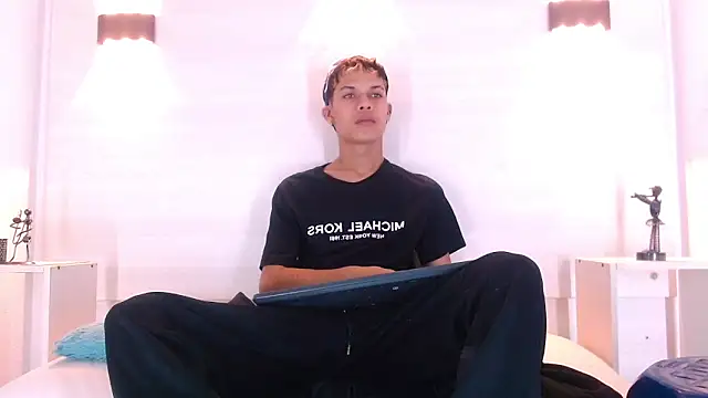 Snapshot of Levis_Montes chatting on 01-27-25, 02:13 Levis Montes online show from 01-27-25, 02:13