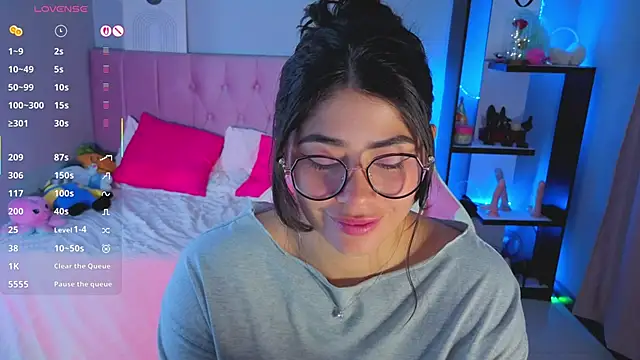 Snapshot of LoaLuxury chatting on 11-09-25, 05:33 LoaLuxury online show from 11-09-25, 05:33