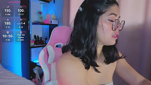 Snapshot of LoaLuxury chatting on 11-20-25, 06:29 LoaLuxury online show from 11-20-25, 06:29