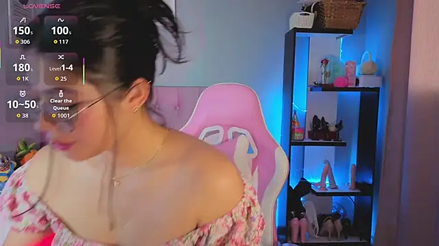 Snapshot of LoaLuxury chatting on 11-24-25, 04:18 LoaLuxury online show from 11-24-25, 04:18