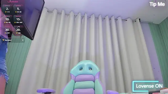 Snapshot of Emelyross_ chatting on 02-18-25, 12:48 Emelyross online show from 02-18-25, 12:48