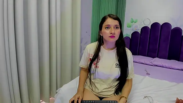 Snapshot of Emelyross_ chatting on 02-22-25, 06:08 Emelyross online show from 02-22-25, 06:08