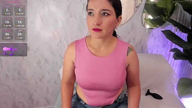 Snapshot of Emelyross_ chatting on 10-17-25, 12:14 Emelyross online show from 10-17-25, 12:14