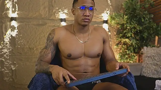 Snapshot of Logan_Varela chatting on 12-19-25, 12:01 Logan Varela online show from 12-19-25, 12:01