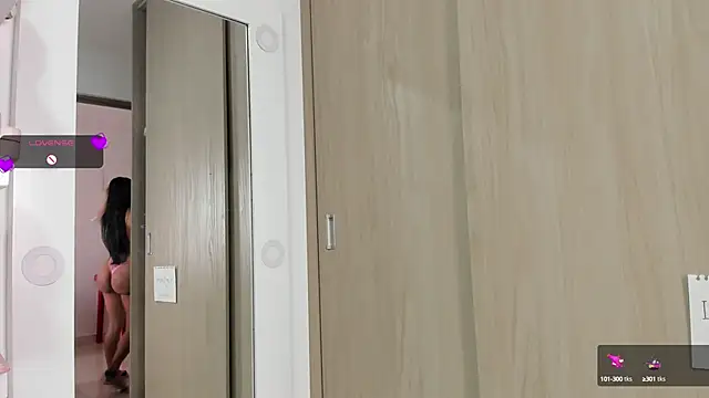 Snapshot of Queen_Antonella_Oficial chatting on 01-28-25, 12:11 Queen Antonella Oficial online show from 01-28-25, 12:11